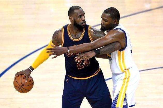 队报：卡马拉凶狠铲舍瓦利耶逃过红牌，裁判仅出示黄牌引争议（队报：卡马拉飞铲舍瓦利耶疑似红牌却仅吃黄牌，判罚引发争议）