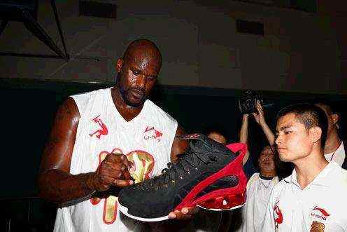 揭幕战温馨一幕！李春江受邀观看广厦总冠军颁奖仪式，受到热烈欢迎（揭幕夜暖心时刻：李春江受邀见证广厦加冕仪式，现场热烈欢迎）