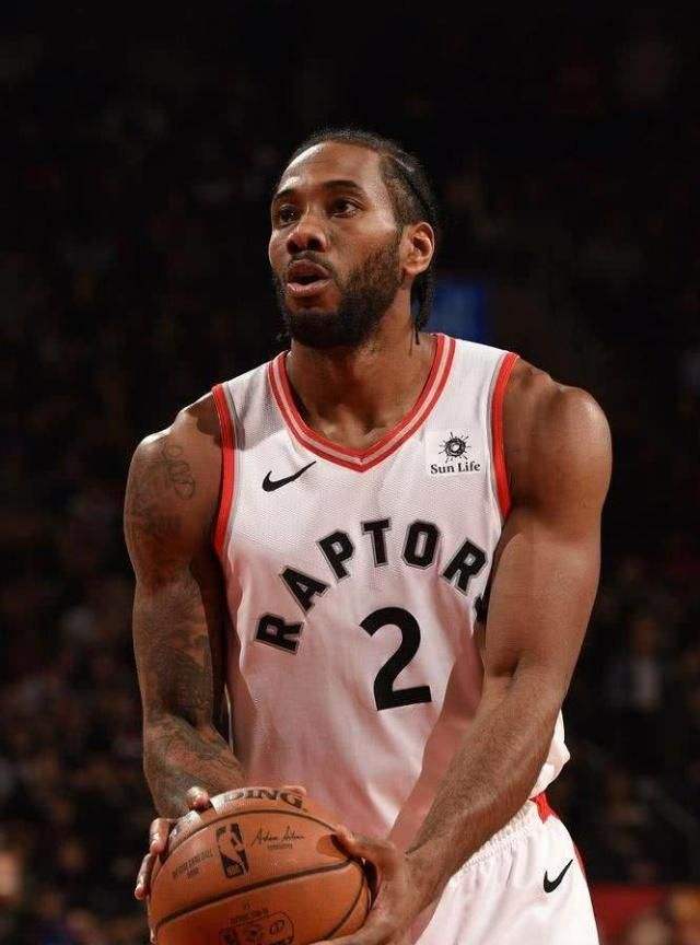 埃迪·豪：托纳利腿部伤势不太严重，今天将评估维萨能否出战（埃迪·豪称托纳利腿伤无大碍，今日将评估维萨能否出场）