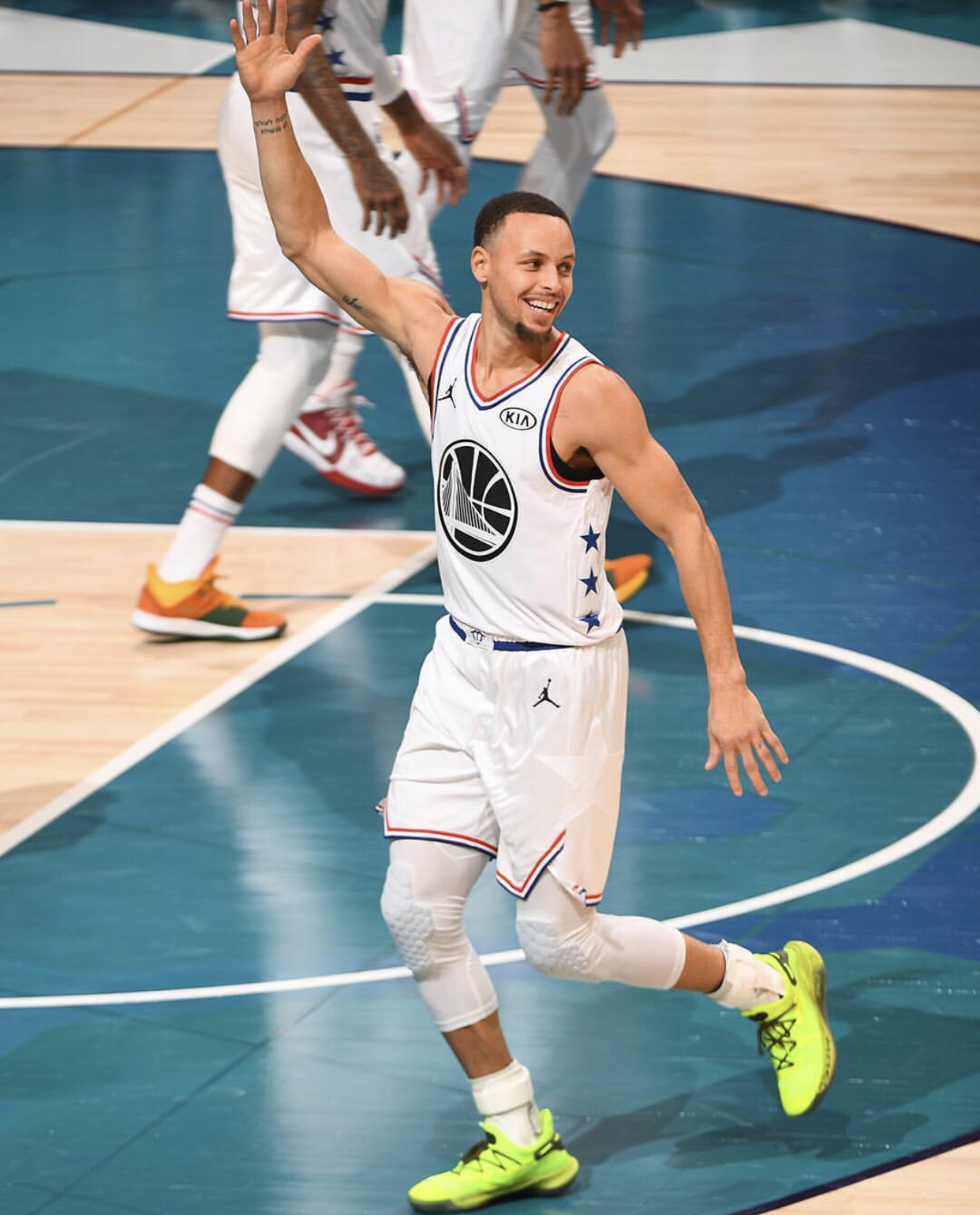 半场战报：米兰0-0拉齐奥，迈尼昂献神扑，红黑军团0射正（半场简报：米兰与拉齐奥互交白卷，迈尼昂神勇扑救，红黑军团零射正）