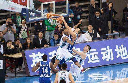 费兰·托雷斯戴帽斩获赛季11球，超越莱万距离姆巴佩5球（费兰·托雷斯上演帽子戏法收获赛季第11球，超越莱万仍落后姆巴佩5球）