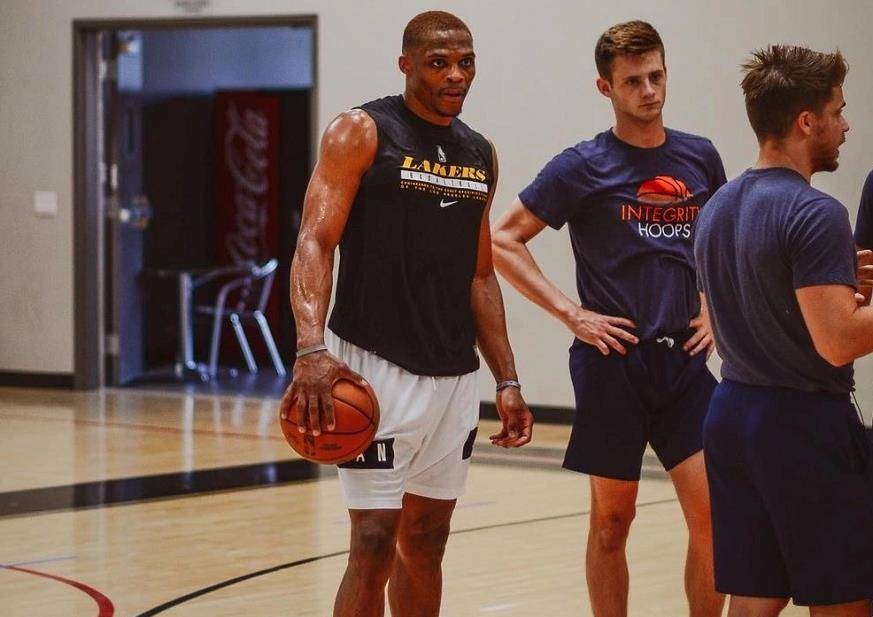 世界杯位置稳了？邮报：凯恩、贝林等五人参与英格兰队新球衣拍摄（邮报：凯恩、贝林等五将参与英格兰新球衣拍摄，世界杯席位稳了？）