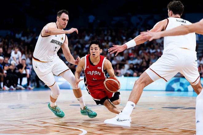 意甲风云再起！国际米兰4-0横扫科莫，齐沃战术大胜法布雷加斯夺榜首（意甲再燃战火：国米4-0痛击科莫，齐沃妙策击败法布雷加斯登顶榜首）